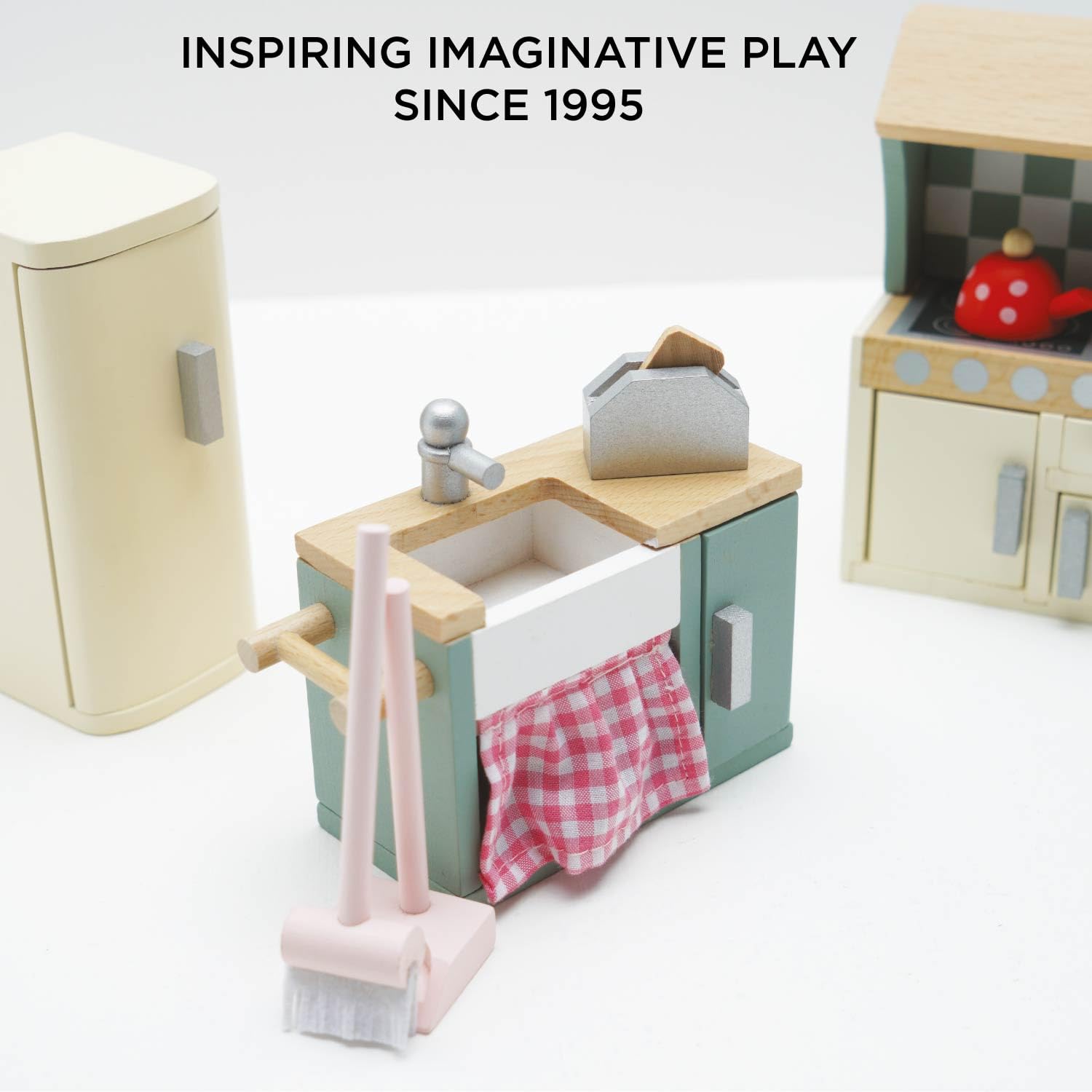 Le Toy Van Wooden Daisylane Kitchen Dolls House Furniture Set | 20 Pieces | Ages 3+ 6