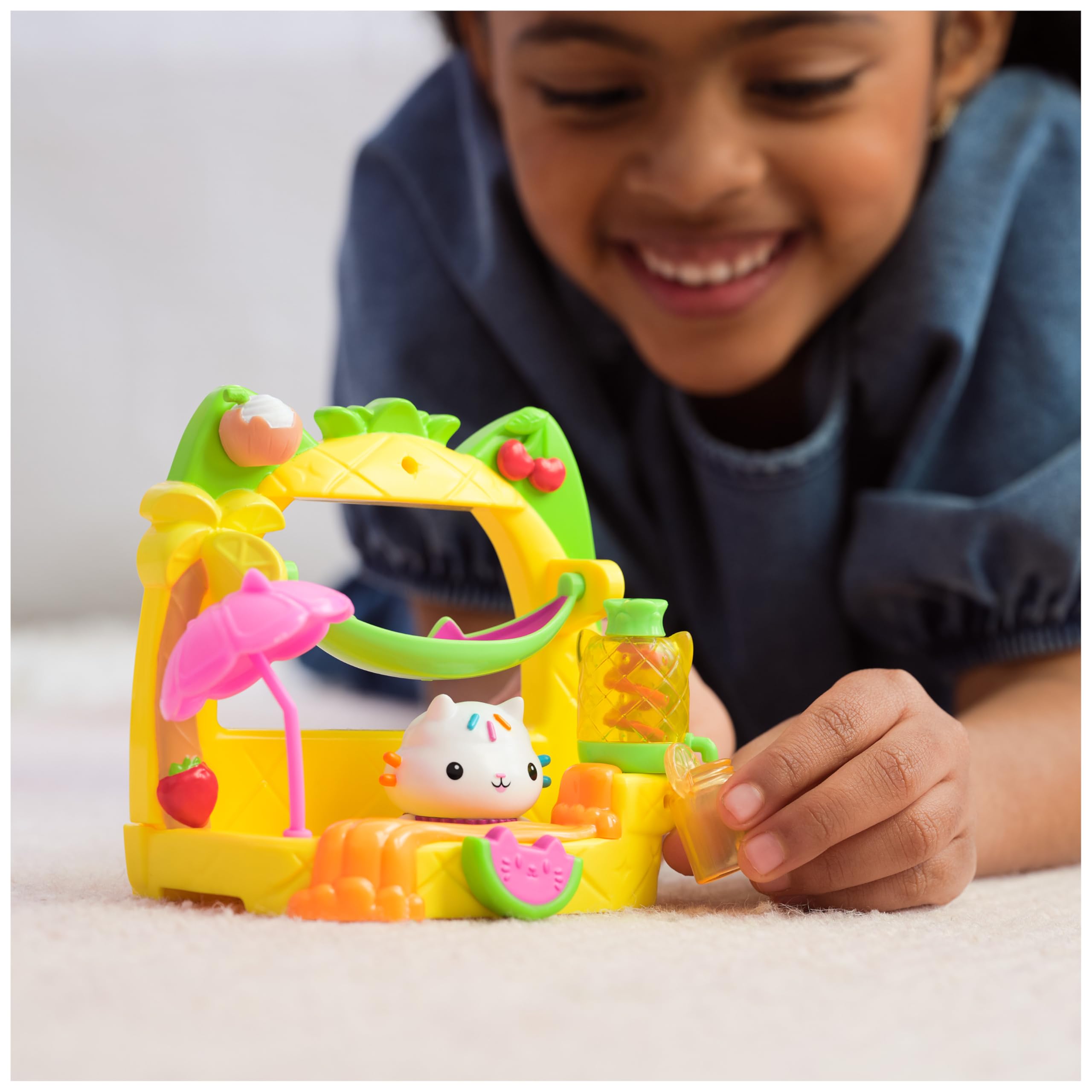 Gabby's Dollhouse Cakey’s Fruit Smoothie Balcony Playset - 8-Piece Dollhouse Toy with Cakey Cat Figure 6