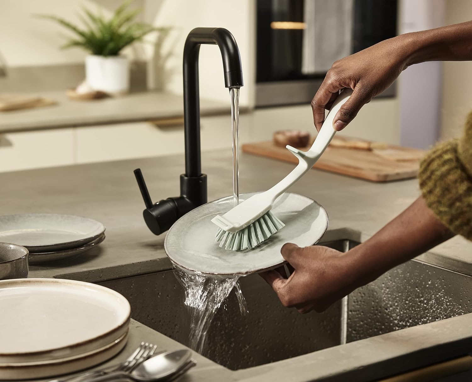 Joseph Joseph Edge Dish Washing Scrubbing Brush – Stone/Sage Green 4