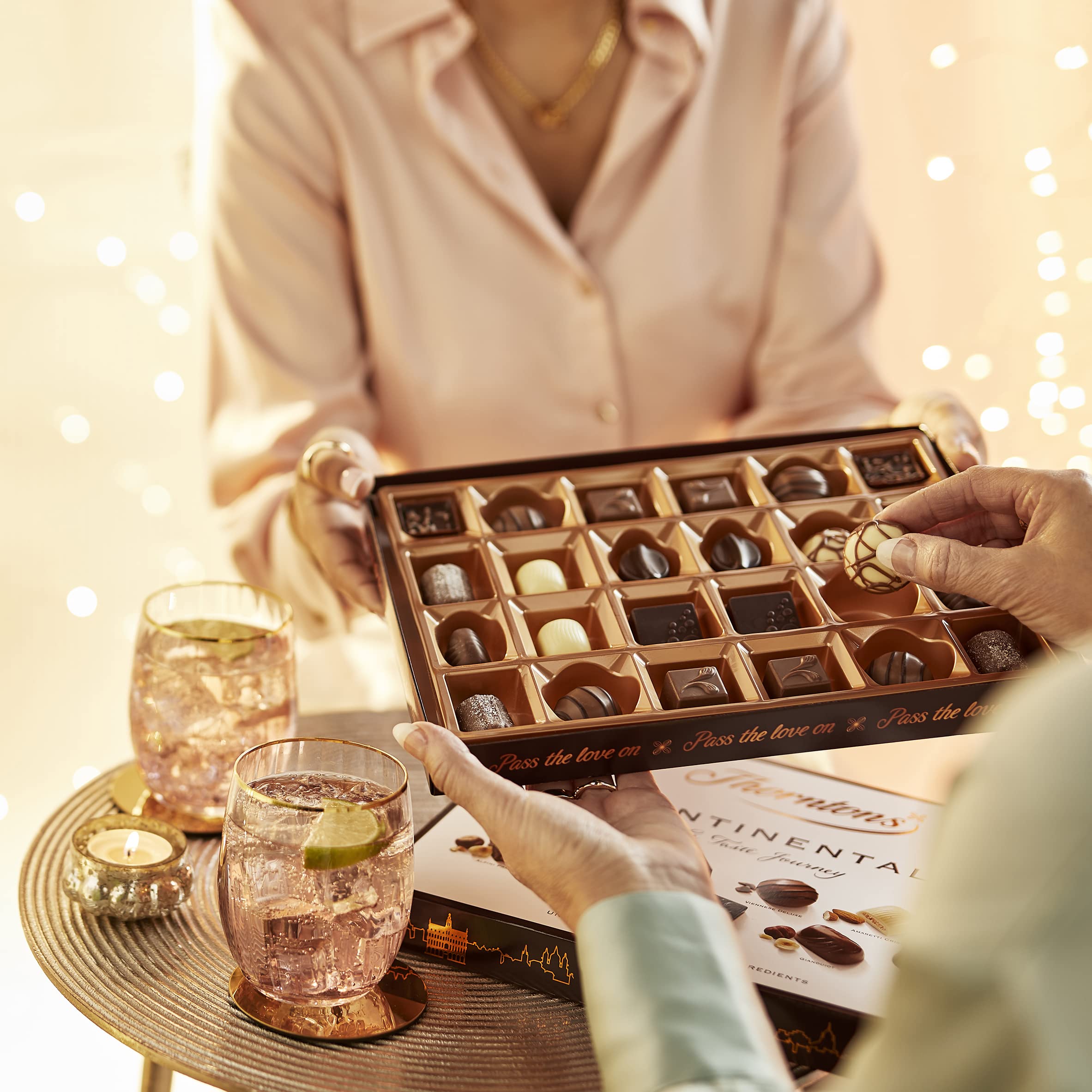 Thorntons Continental Assorted Milk, Dark & White Chocolate Gift Box, 264g 8