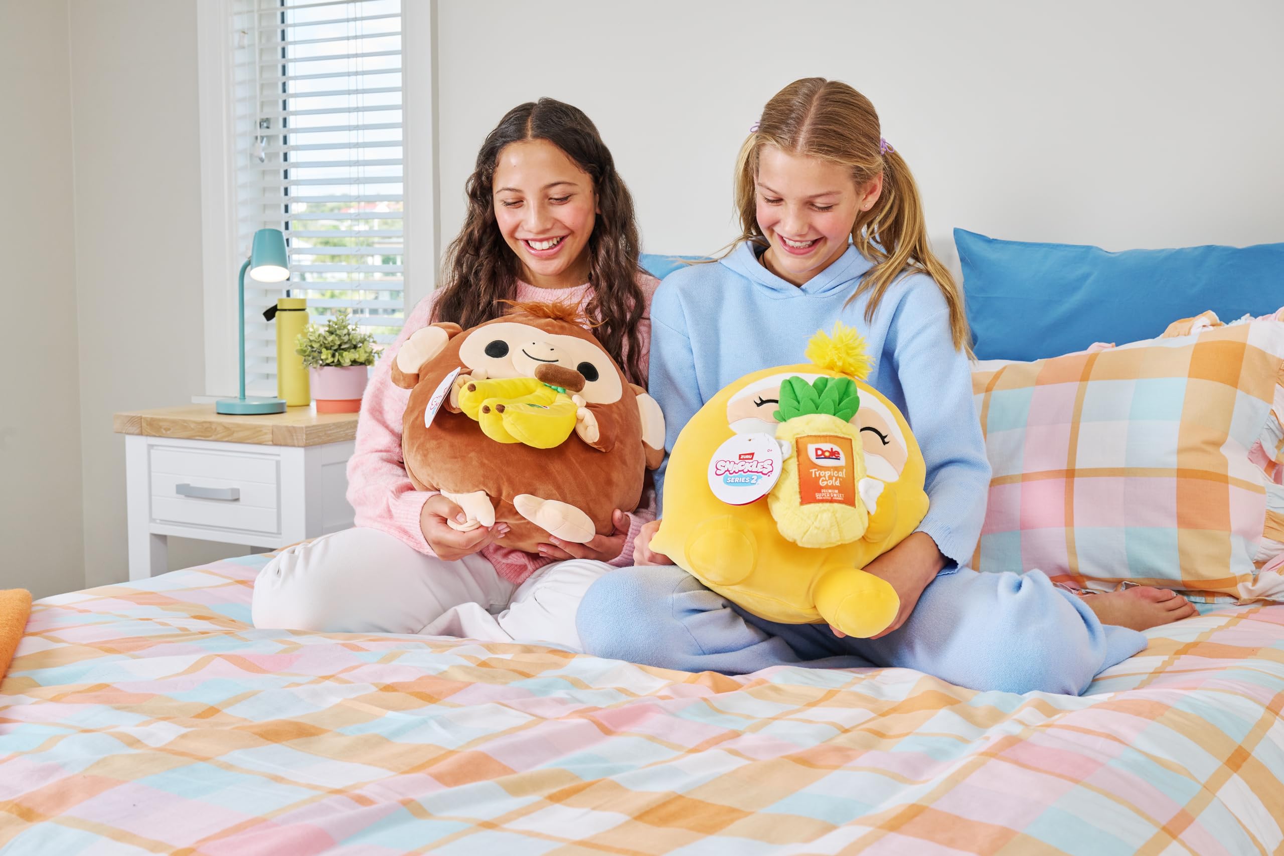 Snackles Series 2 - Pink Shrimp Plush Toy with Sour Cream & Onion Pringles 3