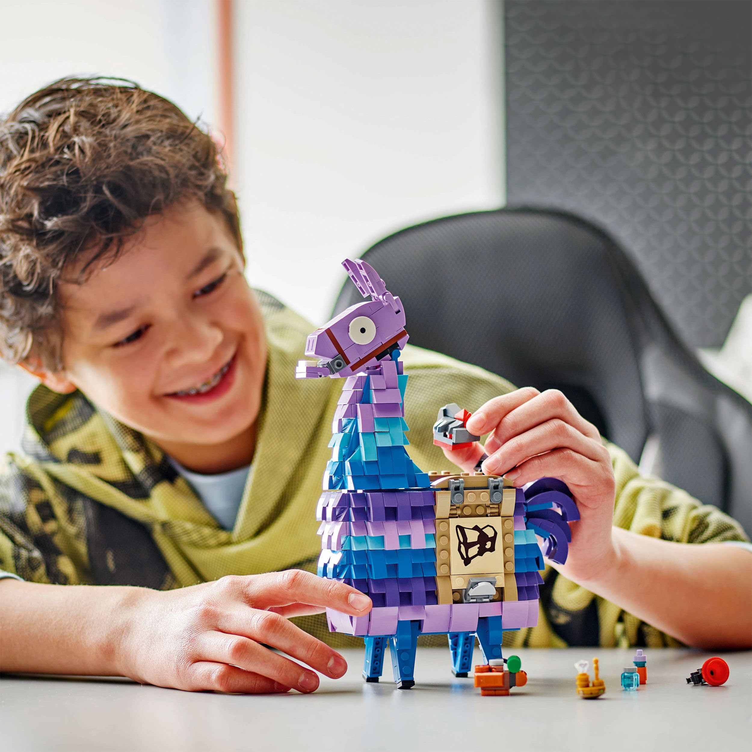 LEGO Fortnite Supply Llama 77071 - Building Set with Movable Head & Gaming Accessories 3