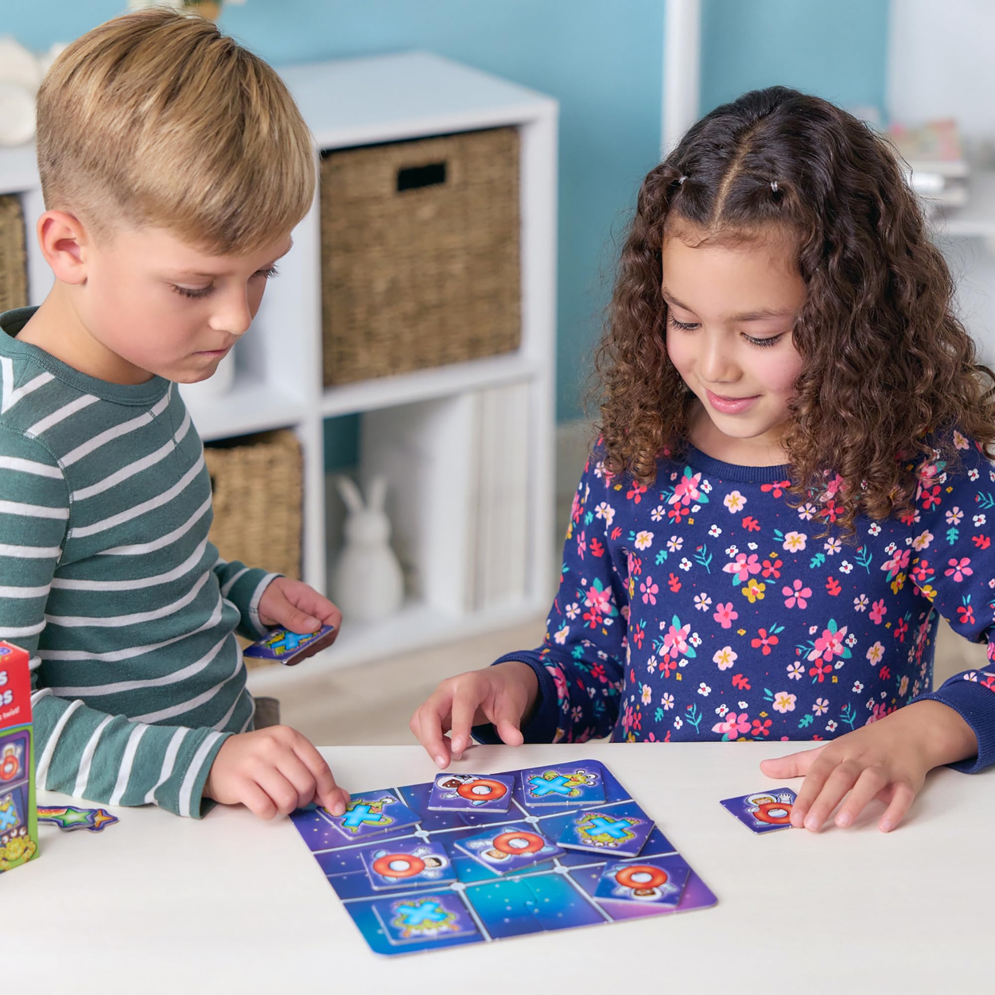 Orchard Toys Astronauts and Crosses Mini Travel Game 3