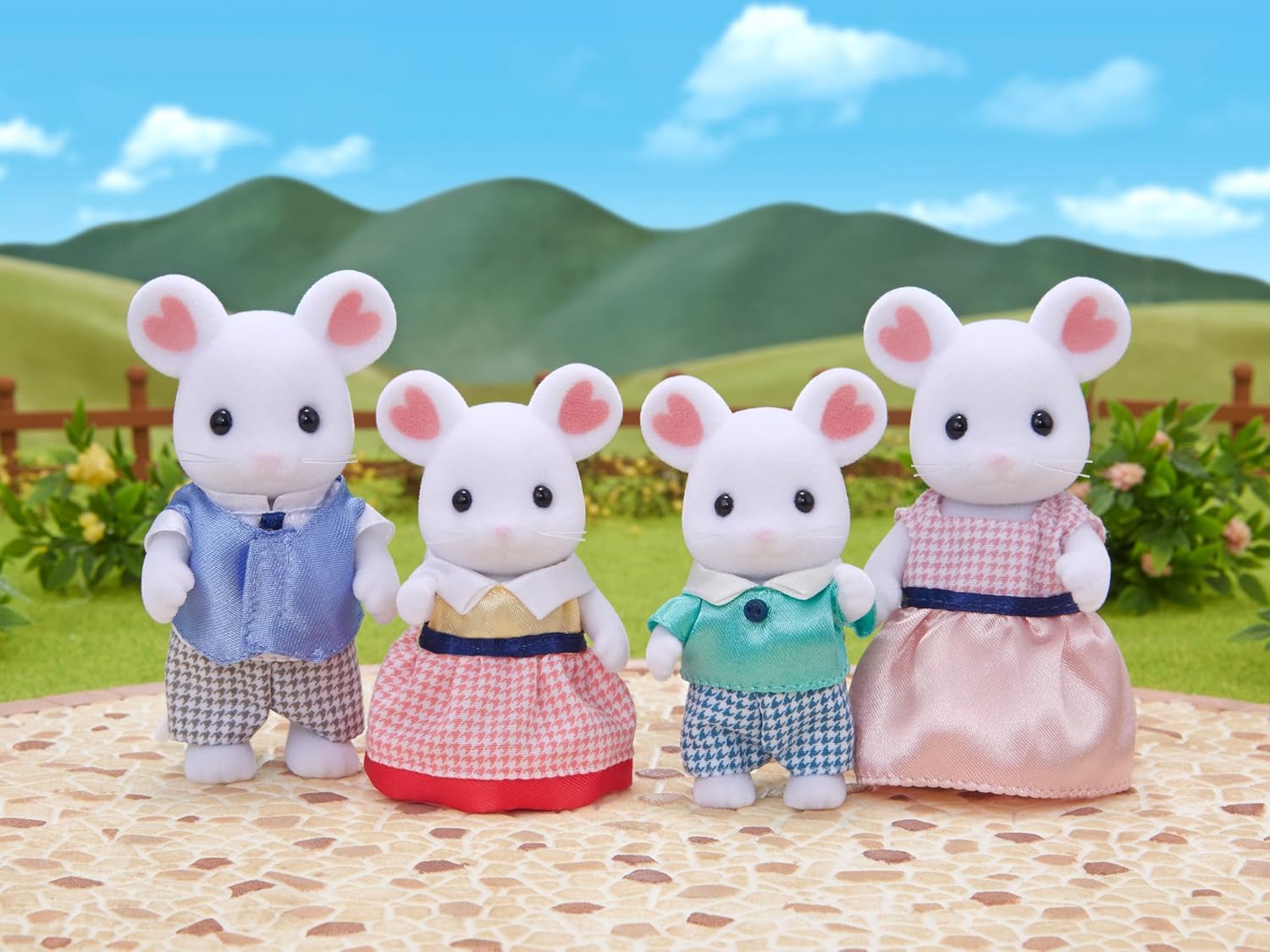 Sylvanian Families - Marshmallow Mouse Family Playset (Ages 3-10) 3