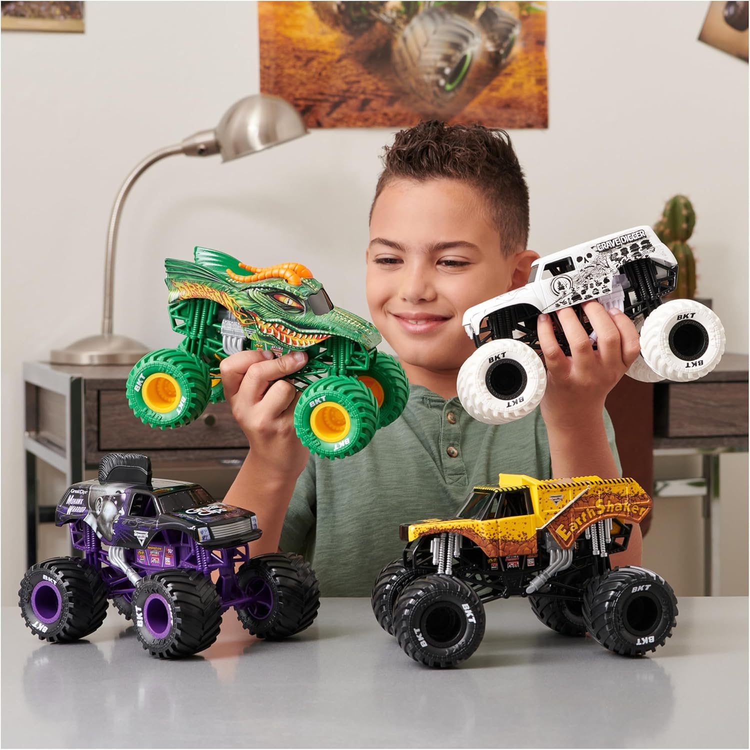 Monster Jam 1:24 Scale Die-Cast Megalodon Truck - Official BKT Tyres & Working Suspension 8