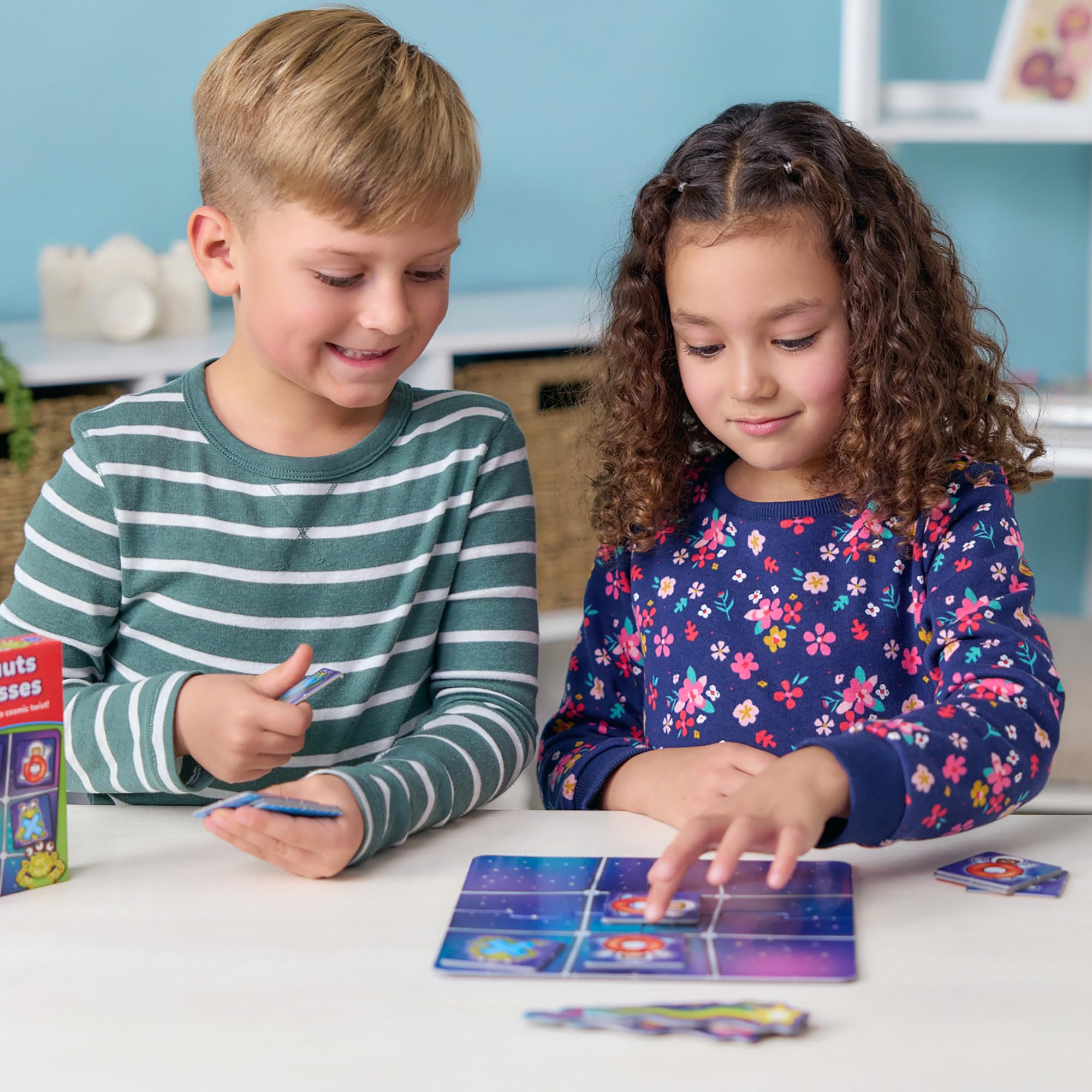 Orchard Toys Astronauts and Crosses Mini Travel Game 5