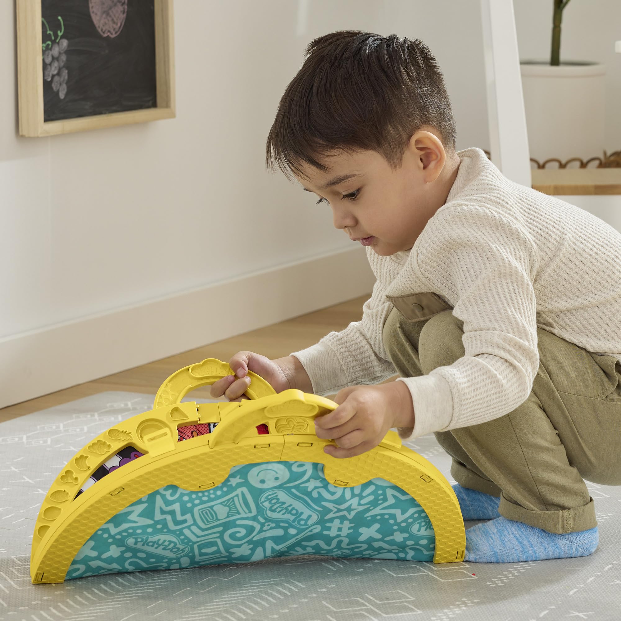 Play-Doh Fold and Go Playmat Starter Playset - Creative Arts & Crafts Toy for Kids 3+ 3