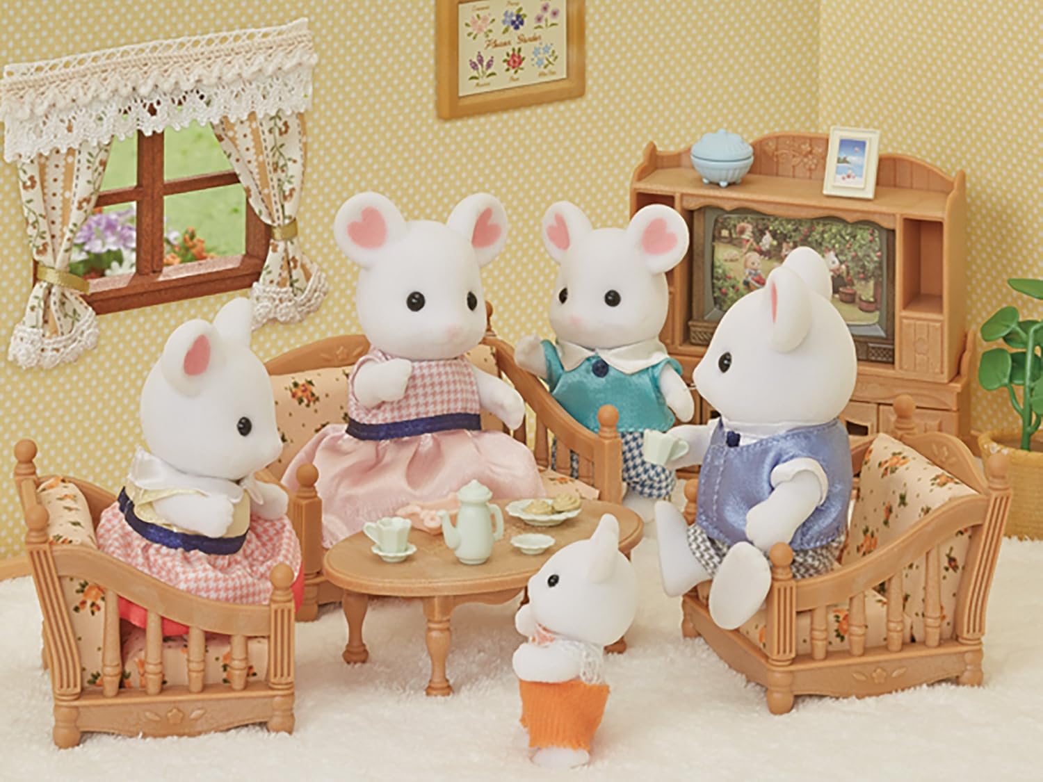 Sylvanian Families - Marshmallow Mouse Family Playset (Ages 3-10)