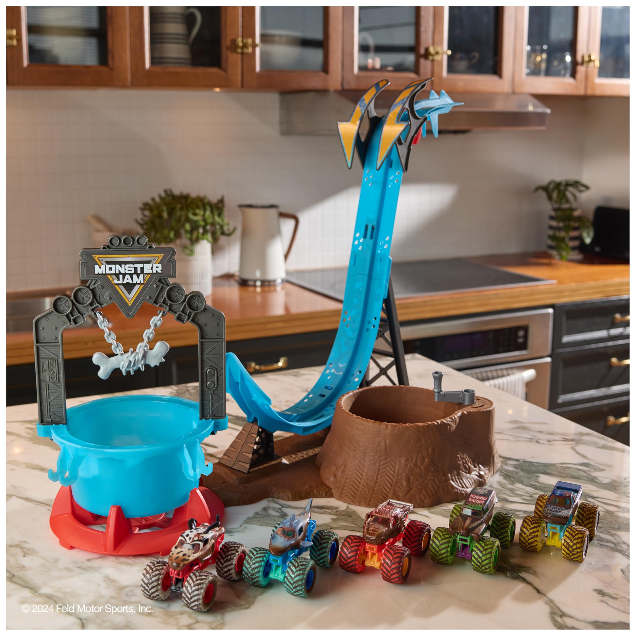 Monster Jam Mud Blasters Monster Mutt Dalmatian Dunk Tank Playset - Color Change Action Playset for Kids 5