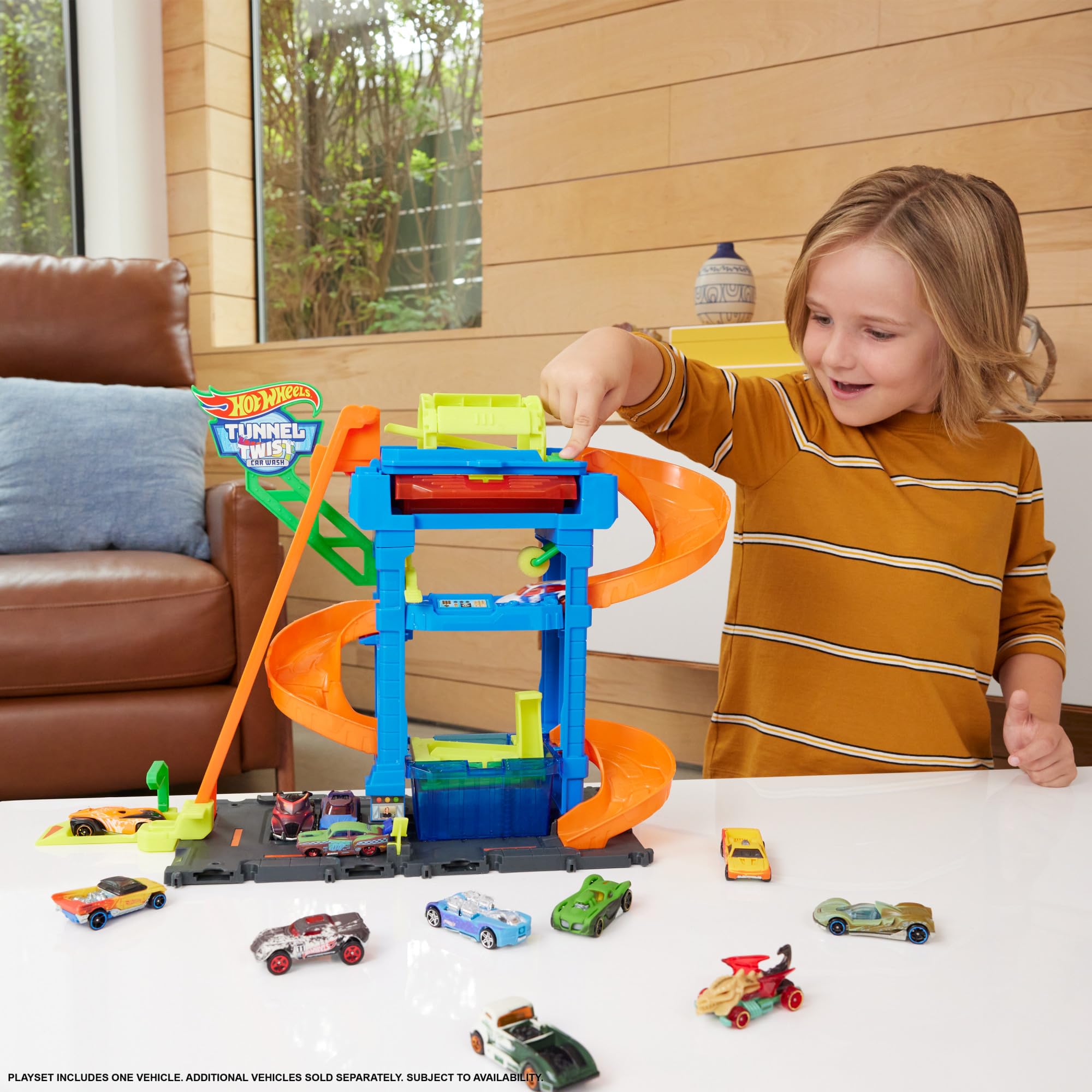 Hot Wheels Let's Race - City Tunnel Twist Car Wash Playset | Includes 1 Color Shifters Car | 1:64 Scale